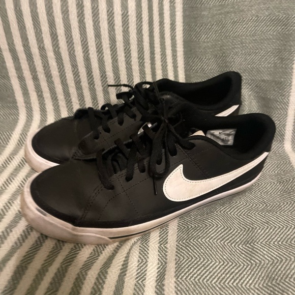 Nike Other - Nike Black and White Low Tops Size 7Y